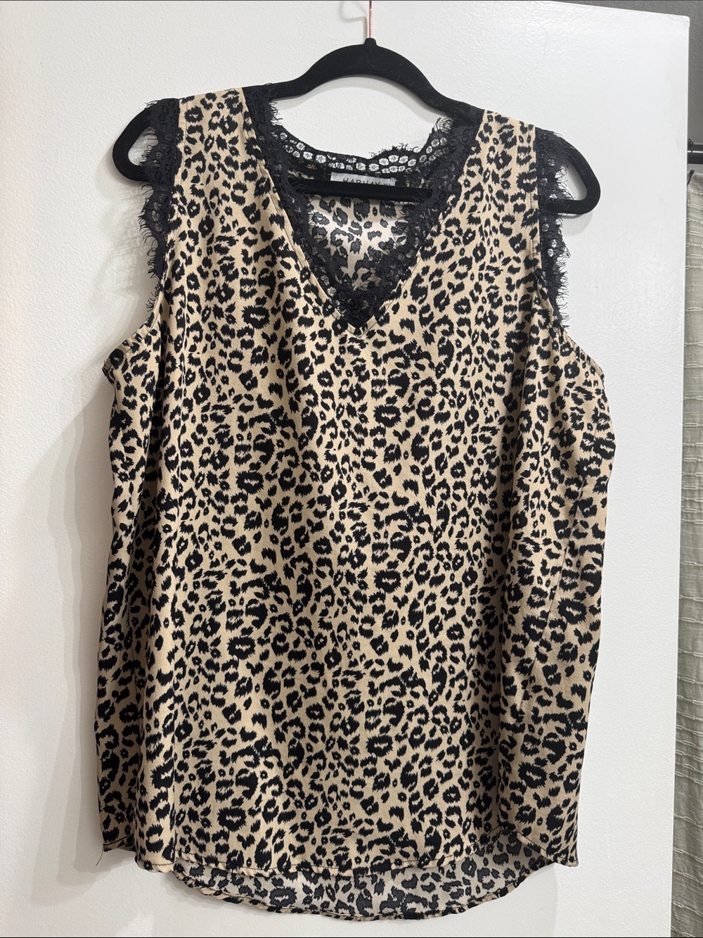 Leopard print sleeveless with v-neck & lace trim